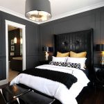 Quarto com decoração em preto e branco