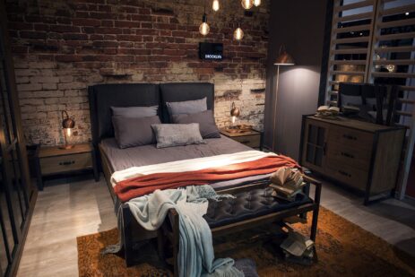 Quarto no estilo industrial com diversos tipos de luminárias